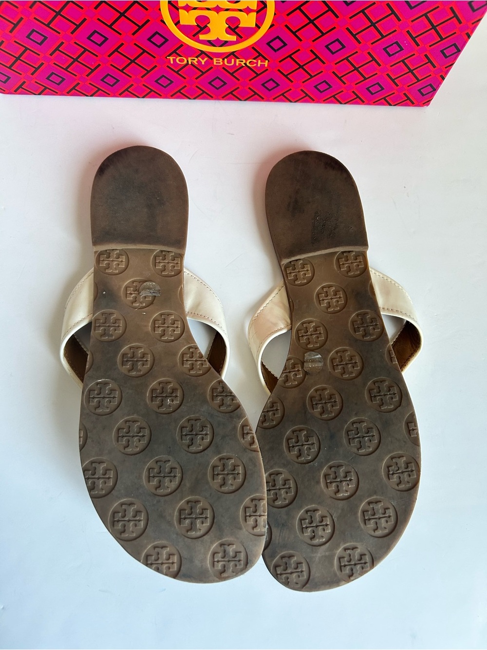 Tory Burch OFF White Leather Thong Sandals with Gold Logo - Picture 14 of 16